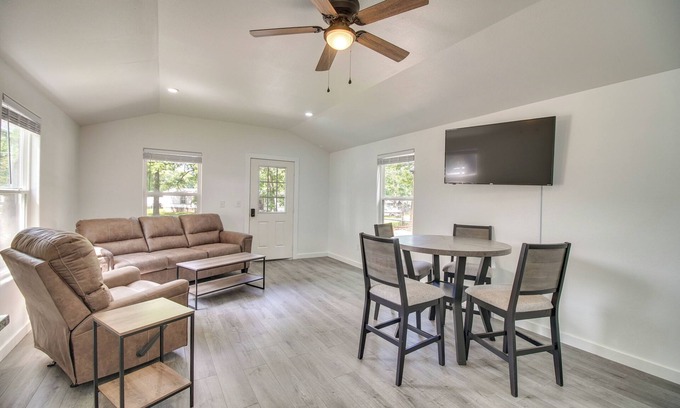 Grove Cabina | Walk to Lake: Cozy Grove Cabin w/ Fire Pit