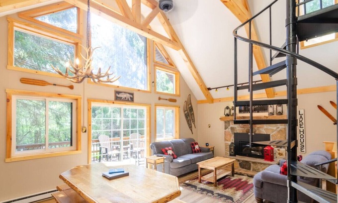 Lake Harmony Estates Cabina | Poconos l Hot Tub l Walk to Lake Harmony l Minutes to Ski