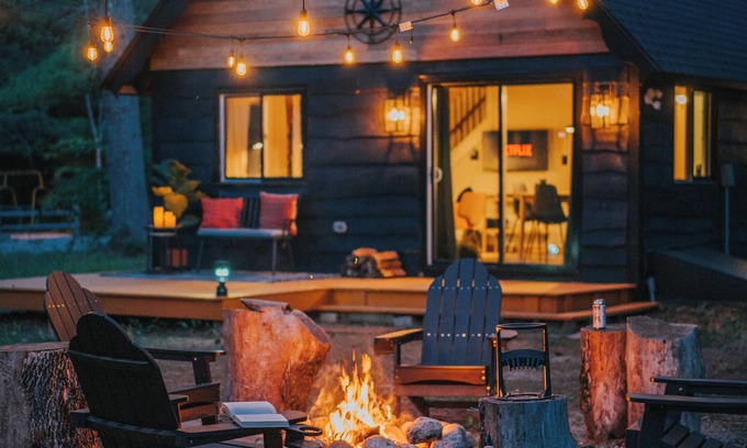 Chocorua Ski and Beach Cabina | Walk to lake~ kayak~campfire~picklelball. Plus ideal base for Wht Mtn Adventure!