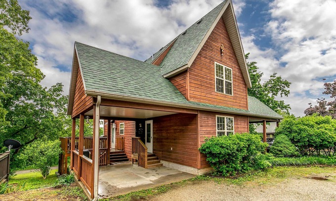 Lampe Cabina | Walk to Lake: Lampe Cabin w/ Fireplace & Deck!