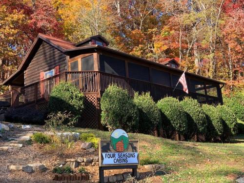 Lake Lure Casa | Walk to Lake Lure Chimney Rock from Autumn Splendor Cabin