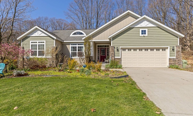 Holland Casa | Walk to Lake Michigan. Spacious 5-bedroom house near Tunnel Park and bike trails