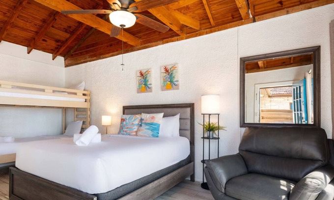 Volente Cabina | Walk to Lake Travis ✦ Lakefront Waterpark ✦ Cozy Studio w/ Firepit & Patio