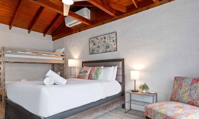 Volente Cabina | Walk to Lake Travis│Waterpark w/ Pools, Waterslides, Sandy Beach│Bungalow for 4