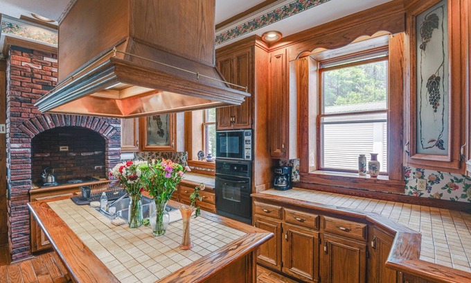 Lawrenceburg Casa | Walk to Lawrenceburg Square: Home for Large Groups