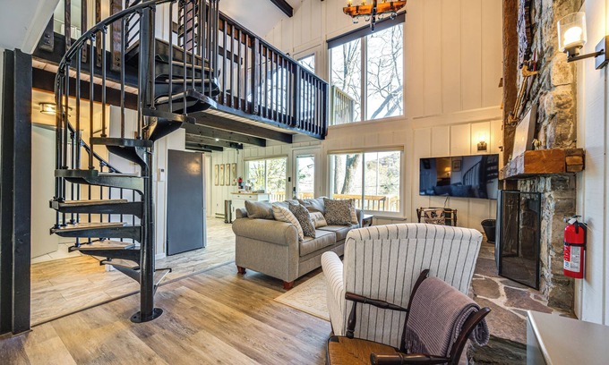 Fairfield Casa | Walk to Liberty Mountain: Lake-View Ski Retreat!