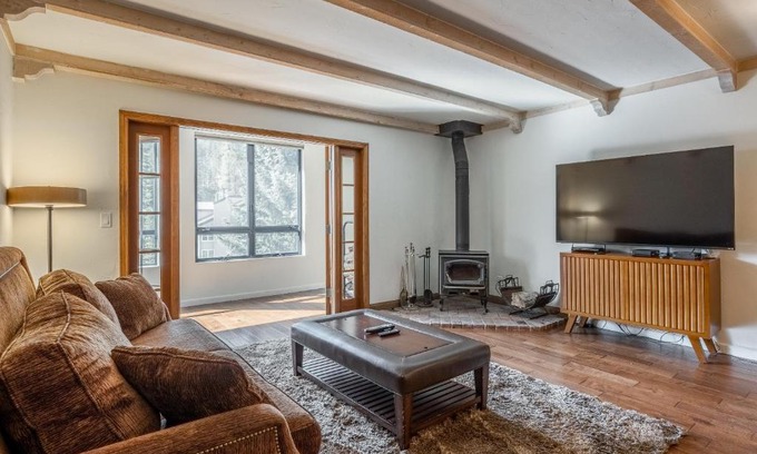 Mammoth Lakes Casa | Walk to Lift Updated 2 Bedroom 2 and a Half Bathrooms 1849 Condos 209 Steps to Canyon Lodge Sleeps 6
