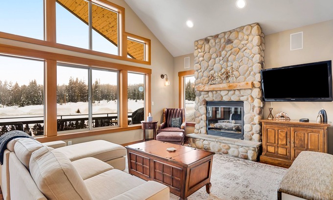 Snoqualmie Pass Cabina | Walk-to-lifts chalet with hot tub, mountain views, & fire pit - dog-friendly