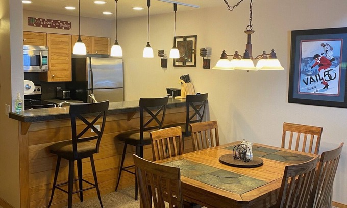 Mountain House Condominio | A pie de ascensores, Mtn View, piscina, jacuzzi, estacionamiento subterráneo.