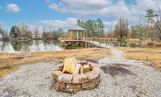 Fort Payne Cabina | Walk to Little River Falls: Lakefront Cabin