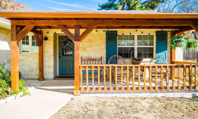 Fredericksburg Casa | A pie de la principal. Hill Country Stone Haus con pabellón exterior exclusivo