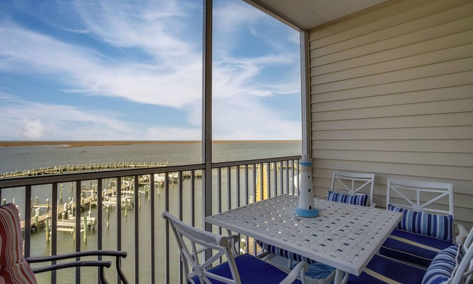 Crisfield Condominio | Walk to Main St: Condo w/ Pool Access in Crisfield