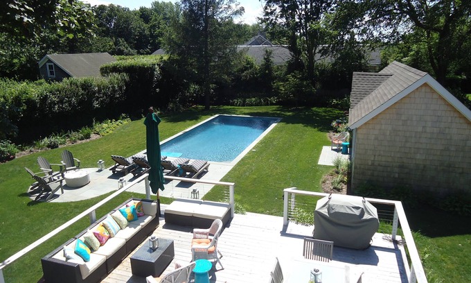 Bridgehampton Cabaña | CAMINATA A LA CALLE PRINCIPAL DESDE EL HISTORIC BRIDGEHAMPTON COTTAGE