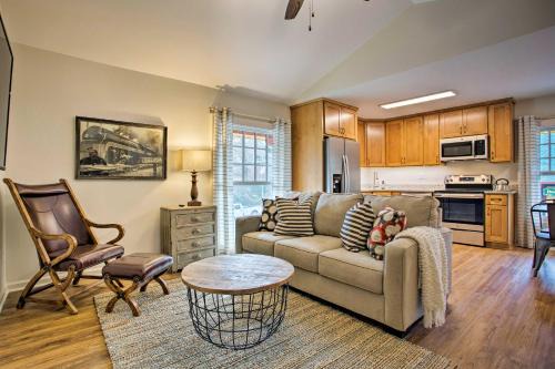 Saluda Apartamento | Walk to Main Street Eats Remodeled Saluda Apt