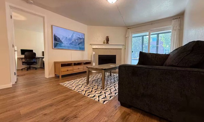 Factoria Condominio | Walk to Mall 1BR/1BA + King Bed + Pro WFH Setup