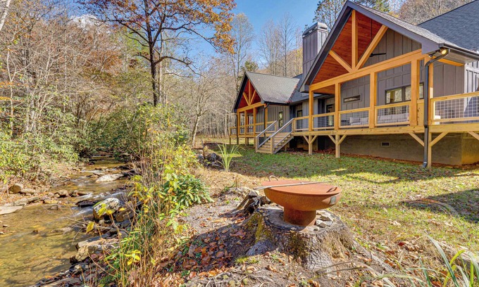 Hayesville Cabaña | Walk to Nantahala Forest: Mtn-View Creekside Haven