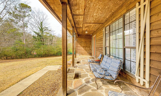 Gadsden Casa | Walk to Noccalula Falls: Peaceful Home w/ Deck