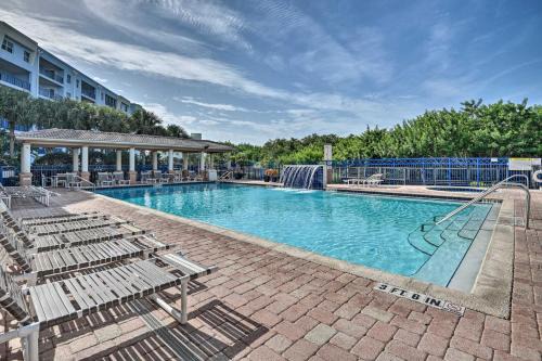New Smyrna Beach Apartamento | Walk to Ocean Condo with Pool in New Smyrna Beach
