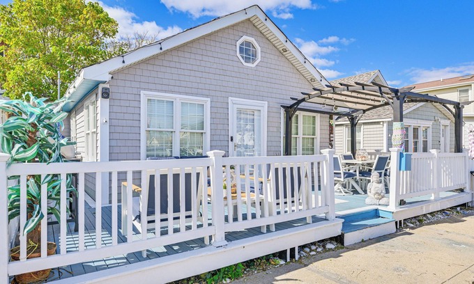 Long Beach Casa | Walk to Ocean: Pet-Friendly Home in Long Beach!