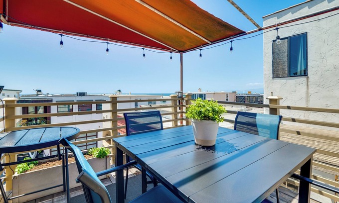 Sand Section Casa | Walk to Ocean: Manhattan Beach Home w/ Deck