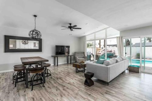 Western Villa Casa | Walk To Old Town, Free Heated Pool W Waterfall
