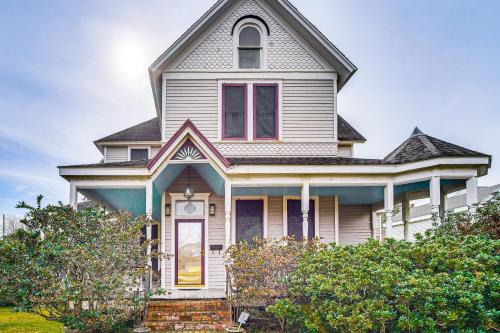 Jeanerette Casa | Walk to Parks and Cafes Historic Jeanerette Home