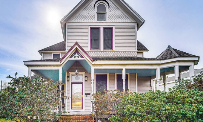 Jeanerette Casa | Walk to Parks & Cafes: Historic Jeanerette Home