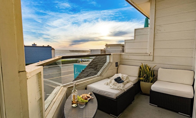 Cayucos Casa | Walk to Pier! 2BR w/ Ocean Views, Shared Bar, Firepit & Lounge Area