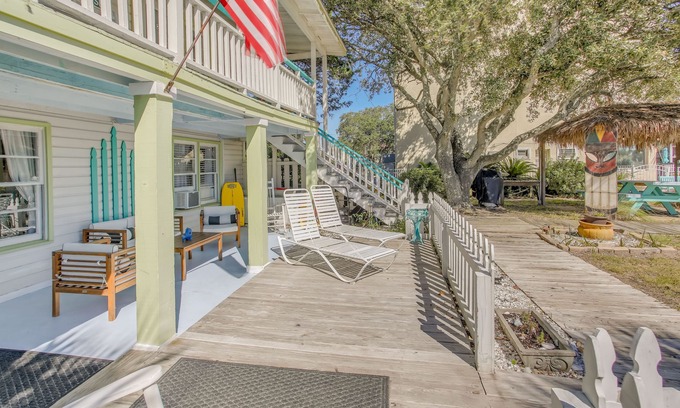 Downtown Myrtle Beach Cabaña | Walk to Pier: Coastal Gem w/ Views in Myrtle Beach