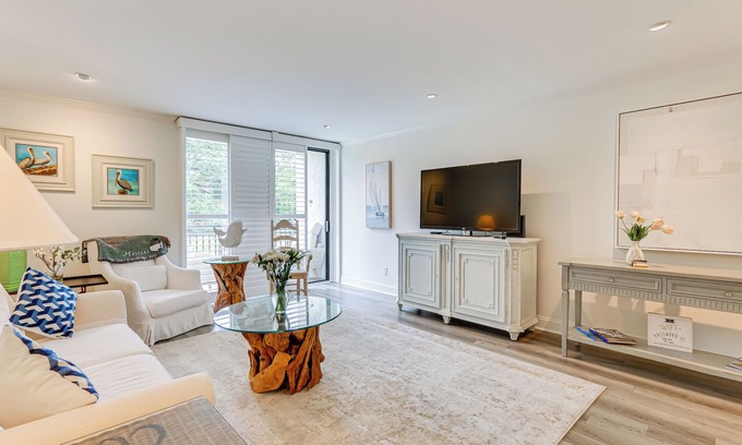 Harbour Town Condominio | Walk to Pier & Golf: Heart of Harbour Town Condo