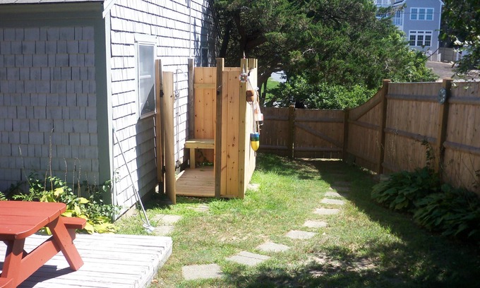 Dennis Cabaña | Walk to popular Mayflower Beach in Dennis MA