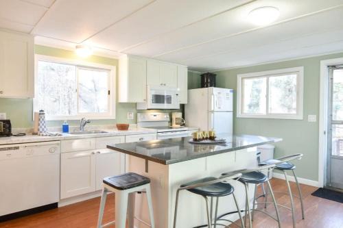 North Eastham Casa | Walk to Private Beach Dogs Welcome