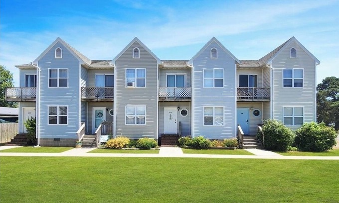 Deep Hole Casa | Walk to Restaurants & Attractions-Linens Included! Book your Beach Vacation Now!