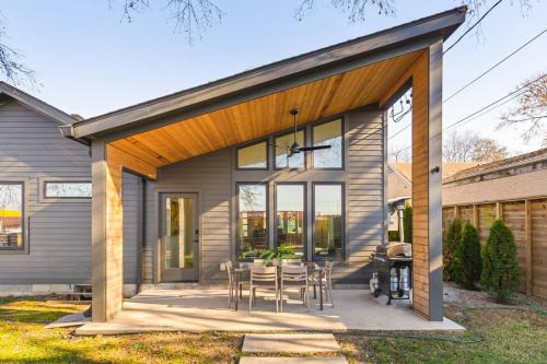 McFerrin Park Casa | Walk to Restaurants Outdoor Patio with Grill and Fit Pit 1 Mile to Stadium and Downtown