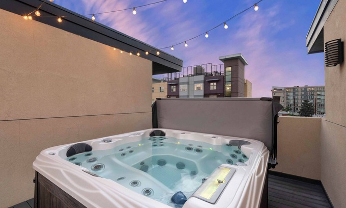 Five Points Casa | Walk to RiNo’s Best Bars, Restaurants, Coors Field! Rooftop Deck with Hot Tub!
