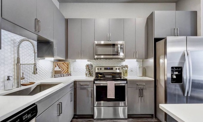Arsenal Apartamento | Walk to Riverwalk | Luxury Downtown Apt | King Bed