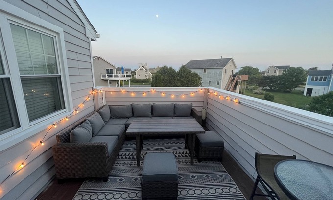 Point Judith Casa | Walk to Roger Wheeler! Awesome 6 bdrm Home!