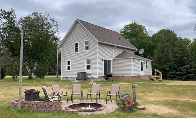 Sturgeon Bay Casa | Walk to Sand Bay - Room to park boat! - Quiet Country Setting - 3 Bedrooms