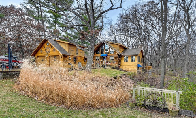 Johnston Cabina | Walk to Saylorville Lake: Spacious Home w/ Deck!