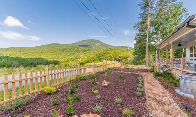 Sautee Nacoochee Casa | Walk to Serenity Cellars Winery and beautiful Yonah Mountain view!
