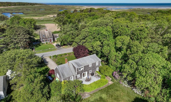 Orleans Casa | Walk to Skaket Beach, Great Backyard!