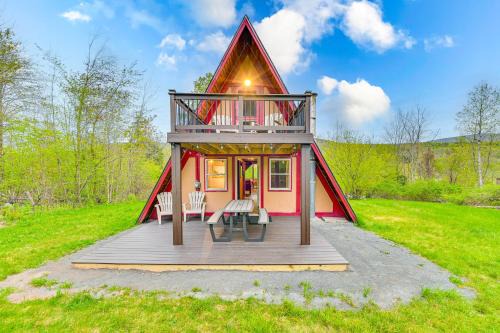 Hunter Casa | Walk to Ski Lift! Charming Hunter A-Frame