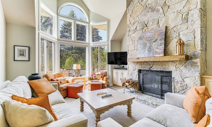 West Dover Casa | Walk to Ski Lift: Spacious Condo in West Dover!