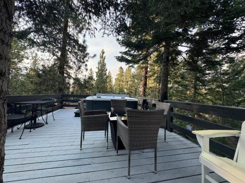 Big Bear Lake Casa | Walk to Ski Slopes, Hot Tub, Fast WiFi, 2 Parking, Fenced Yard, Wash & Dryer, Fire Pit, Pet Friendly, BBQ, Hike, Golf, Zoo