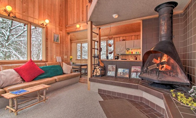 Ludlow Casa | Walk to Ski Trails Ludlow Home on Okemo Mountain!