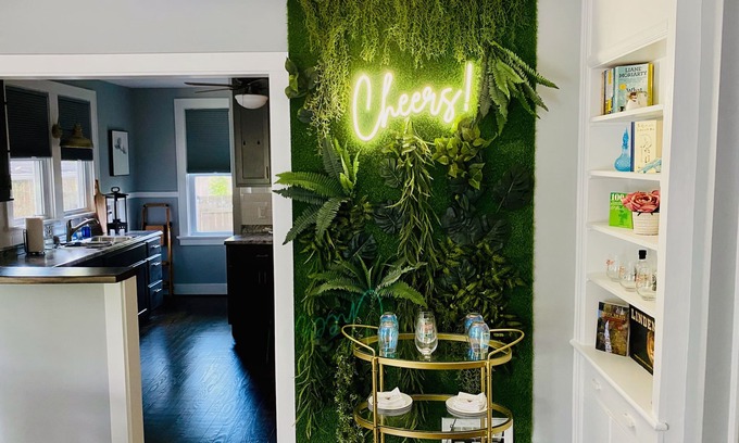 St. Charles Casa | Walk to St Charles Main St. Shops, Eateries & Bars!
