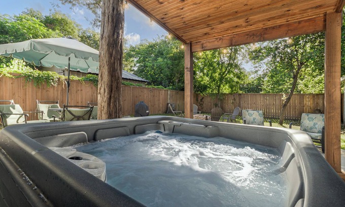 Central Arlington Casa | Walk to Stadium*Hot Tub*Secured Parking*Ping Pong