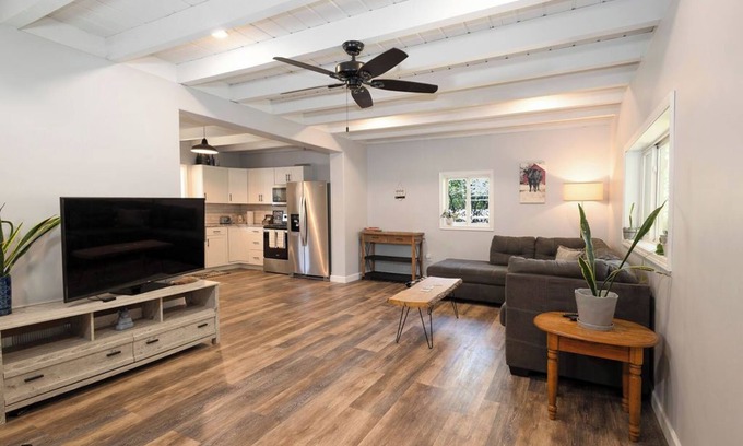 Manhattan Casa | Walk to stadium+ roof deck + 1 acre yard! 0.5 mile to KSU! Pet, family friendly