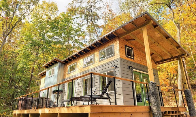 Chillicothe Cabina | Walk to State Park Trails! Modern cabin surrounded by woods + hot tub + firepit