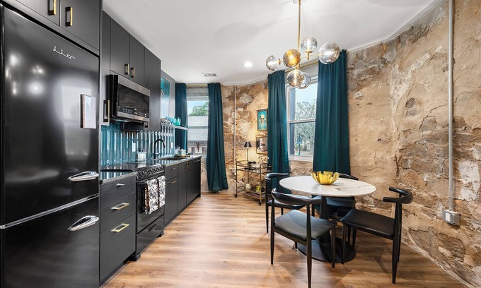 Stone Mountain Historic Village Condominio | Walk to Stone Mountain Park! Boutique Loft Downtown Stone Mountain GA